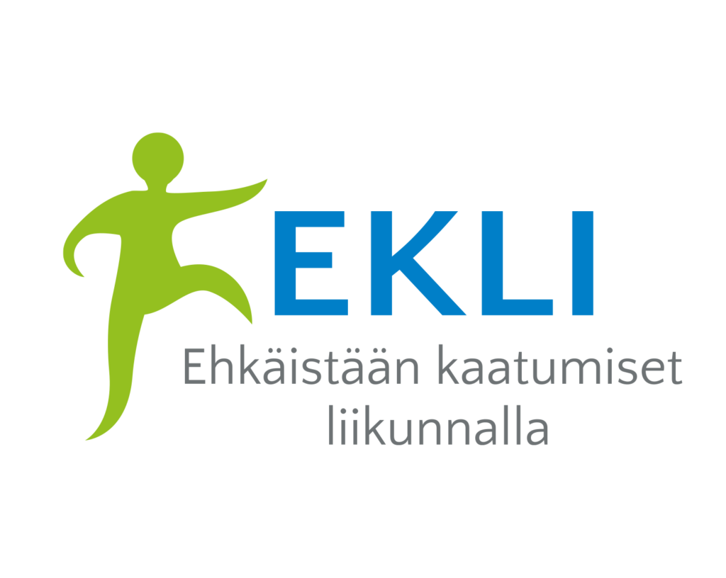EKLI-hankkeen tunnus: vihreä piirretty ihmishahmo nousemassatekstin muodostamaa porrasta; EKLI ylempänä isolla ja sinisellä fontilla, Ehkäistään kaatumiset liikunnalla -teksti alempana pienellä ja harmaalla värillä.